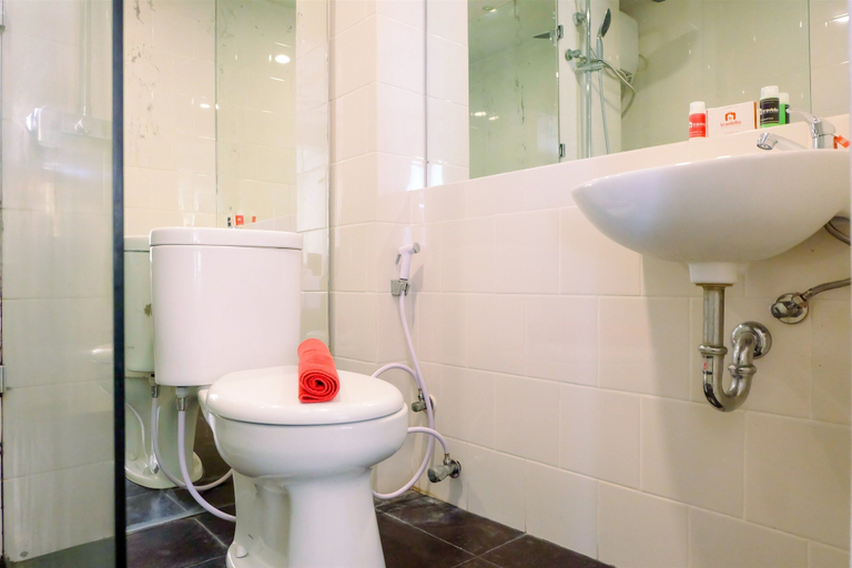 Bathroom 5, Large and Minimalist Studio at Pakubuwono Terrace Apartment By Travelio, South Jakarta