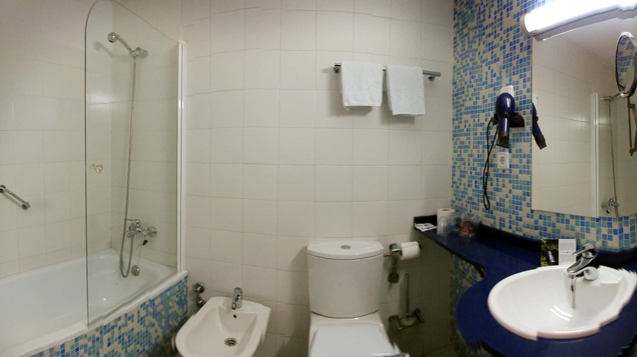 Bathroom 5, Cosmopol, Cantabria