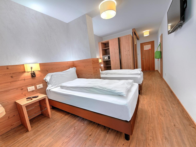 Bedroom 3, Luna Wellness Hotel, Trento