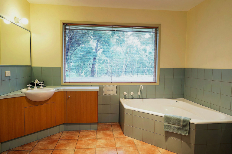 Bathroom 4, Pinnacle Holiday Lodge, N. Grampians  - Stawell