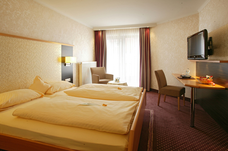 Bedroom 2, Forellenhof Rössle - Hotel & Restaurant, Reutlingen