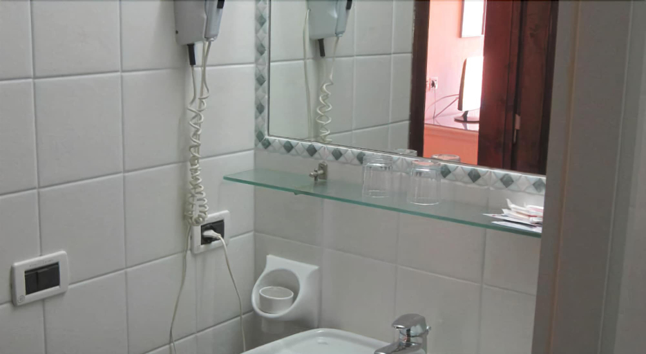 Bathroom 5, Hotel Parco Aurora, Napoli