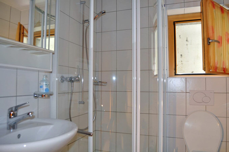 Bathroom, Capricorn EG, Raron