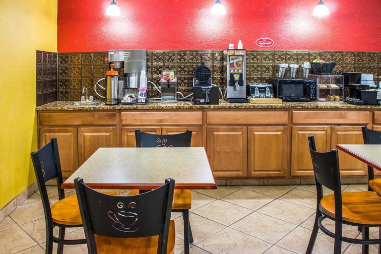 Food & Drinks 5, Econo Lodge Inn & Suites Walnut, Pottawattamie