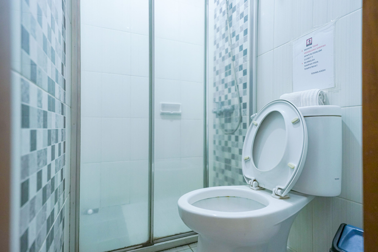 Bathroom 3, Urbanview Hotel 58 Bintaro by RedDoorz, South Tangerang