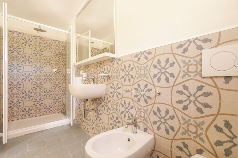Bathroom 5, Hotel Fabricia, Livorno