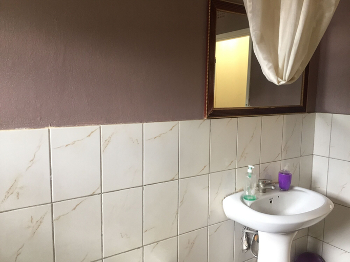 Bathroom 4, John's Place, Lusaka