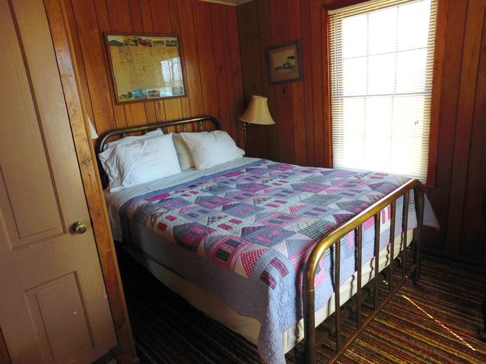 Bedroom 2, Rock Eddy Bluff Farm, Maries