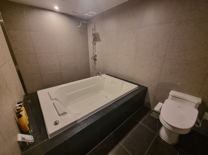 Bathroom 5, Yeow-B, Jinju