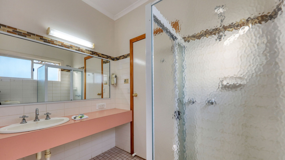 Bathroom 5, Chinchilla Great Western Motor Inn, Chinchilla