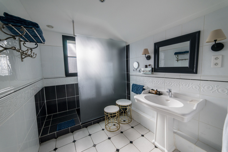 Bathroom 5, Hôtel Saint Martin - La Maison Younan, Deux-Sèvres