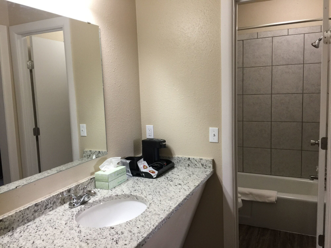 Bathroom 4, Downtown Motel, Woodward