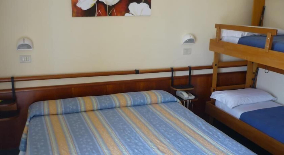 Bedroom 2, Hotel Houston, Rimini
