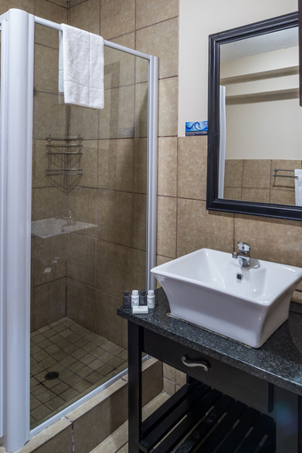 Bathroom 4, Villa Bali Luxury Guest House, Mangaung