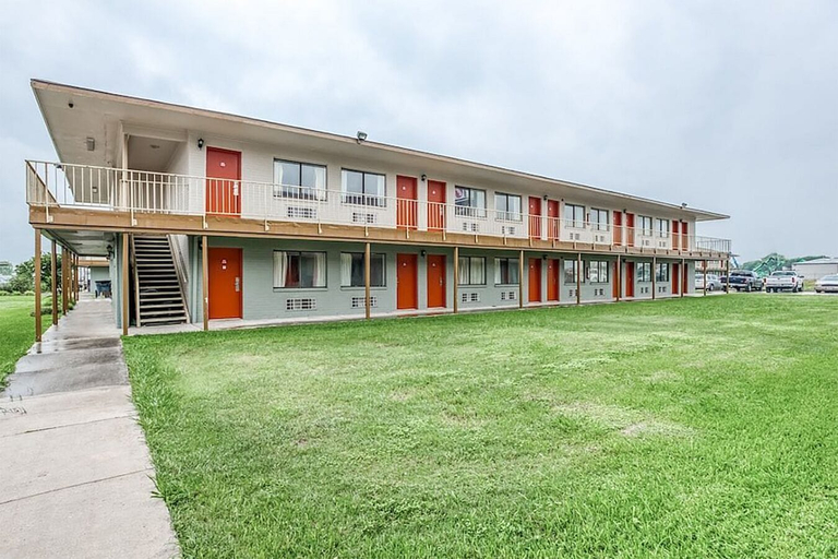 Exterior & Views 2, Studio Suites, Bexar