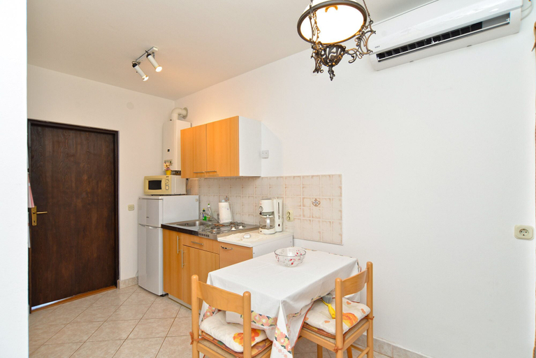 Others 4, Apartment 1925, Medulin