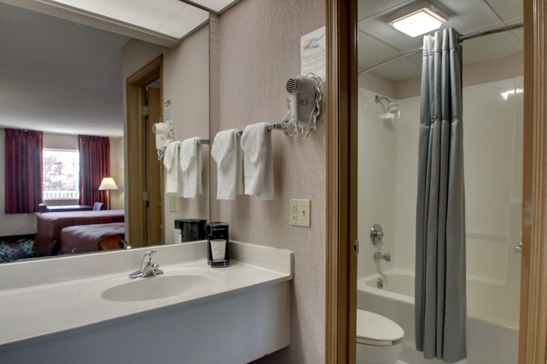 Bathroom 4, Angel Inn Central, Taney