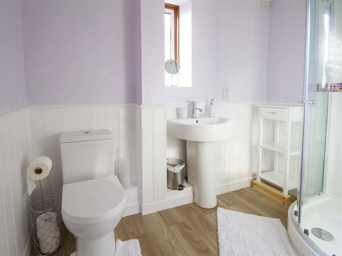 Bathroom 5, Magpies, West Sussex