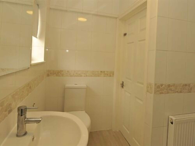 Bathroom 3, Gails Guest House, Vale of Glamorgan