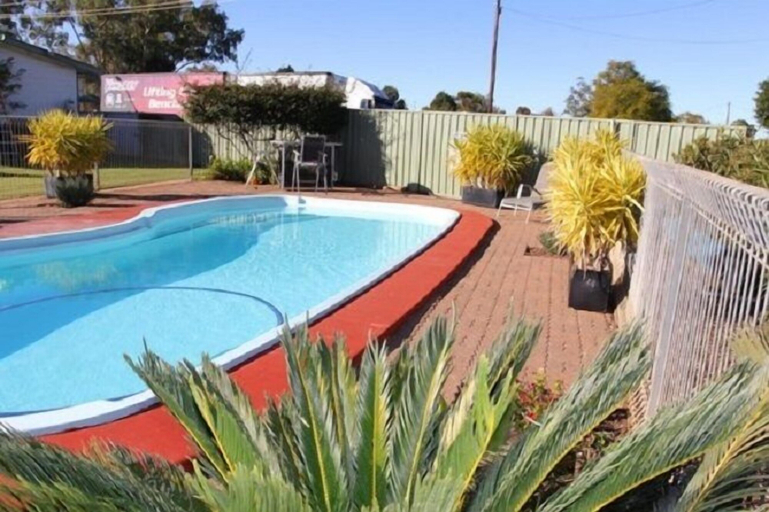 Sport & Beauty 3, Crossroads Motel, Cobar