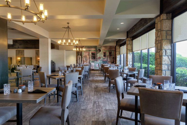 Food & Drinks 5, Embassy Suites by Hilton Tulsa I-44, Tulsa