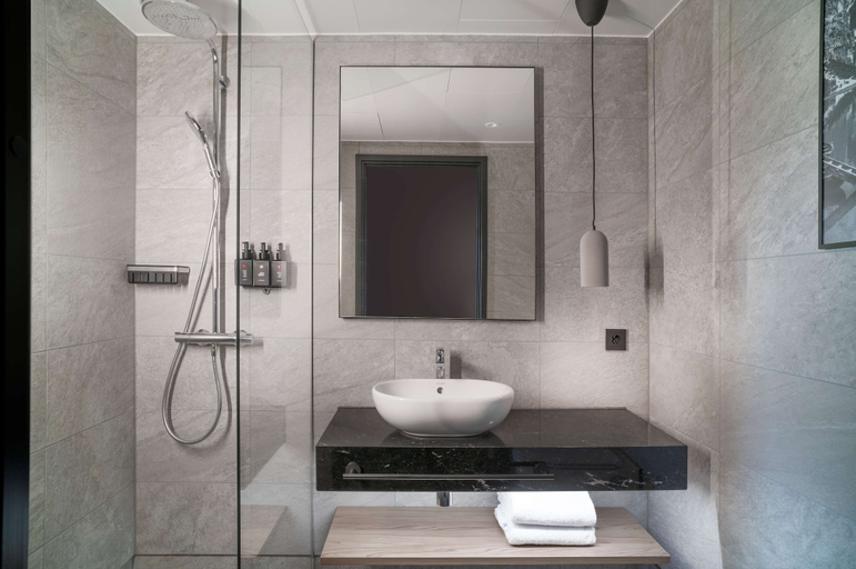 Bathroom, Radisson RED Hotel, Oslo Airport, Ullensaker