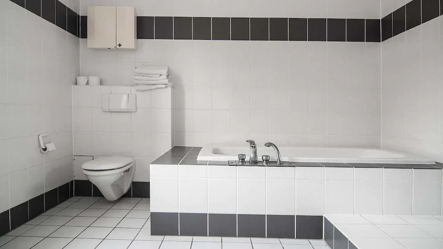 Bathroom 3, Pension Café Klingbeil, Steinburg