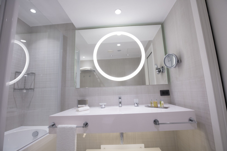 Bathroom 5, Doubletree by Hilton Pointe-Noire, Pointe Noire
