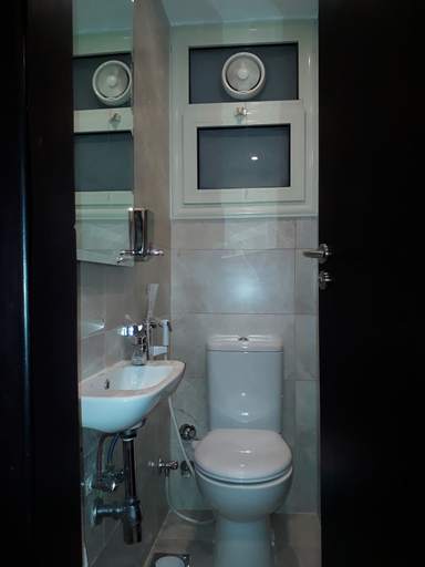 Bathroom 5, Royal Maadi Hotel, Al-Ma'adi