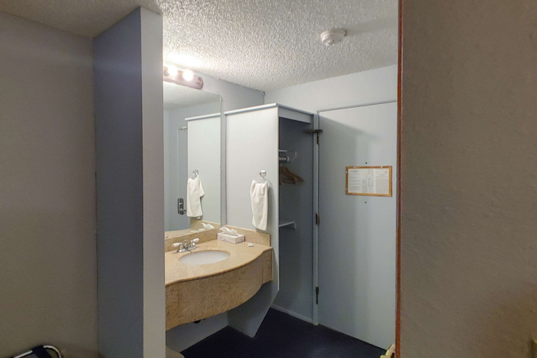 Bathroom 4, Rodeway Inn Seattle Airport, SeaTac