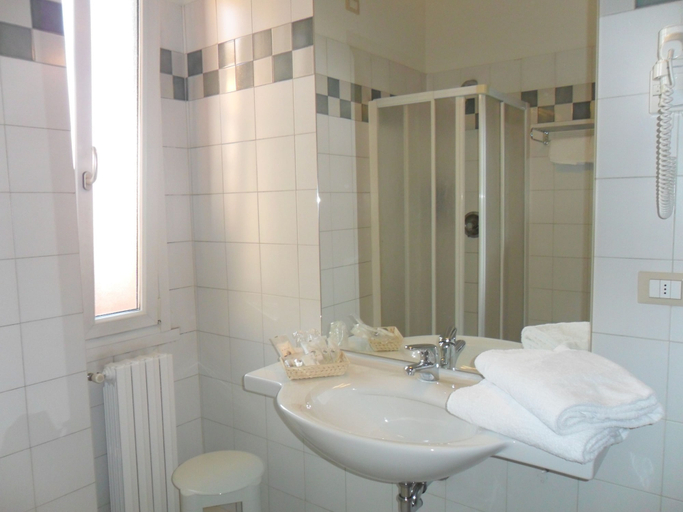 Bathroom 4, Hotel Riviera, Milano