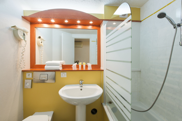 Bathroom 4, Comfort Hotel Montlucon, Allier