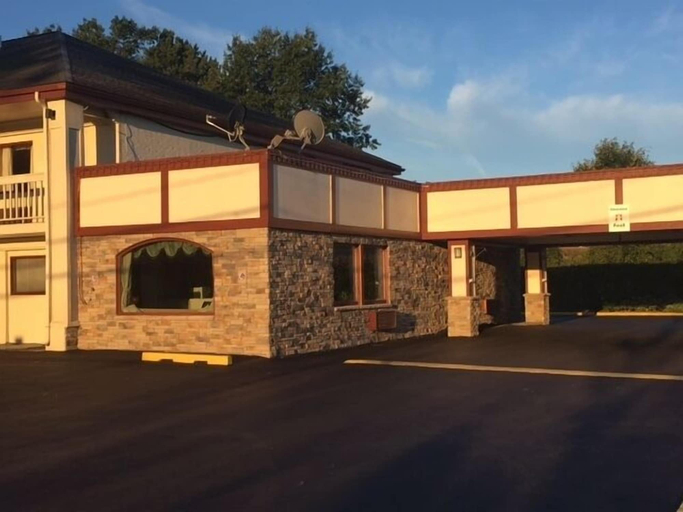 Exterior & Views 2, Days Inn by Wyndham Queensbury/Lake George, Warren