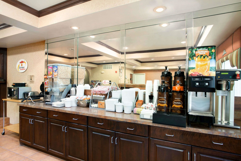 Food & Drinks 5, Super 8 by Wyndham Grayville, White