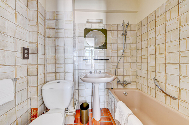 Bathroom 5, Hôtel Robespierre, Seine-Saint-Denis