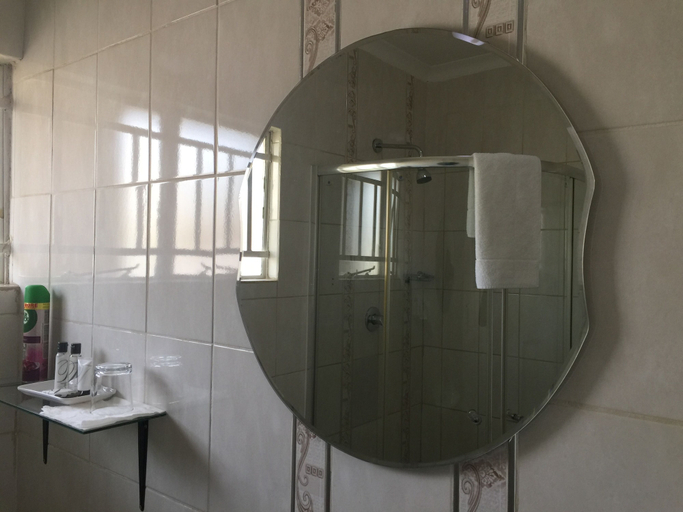 Bathroom 3, The Curve Guest House, Lethlakane