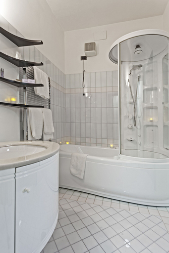 Bathroom 5, Hotel Olimpia, L'Aquila