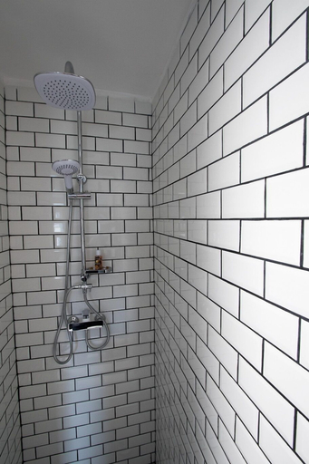 Bathroom 5, Le Clos de Chaussy, Val-d'Oise