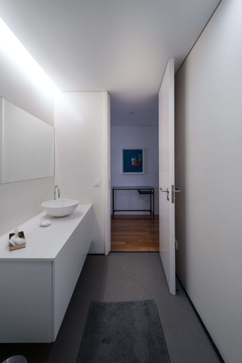 Bathroom 5, Domum, Porto