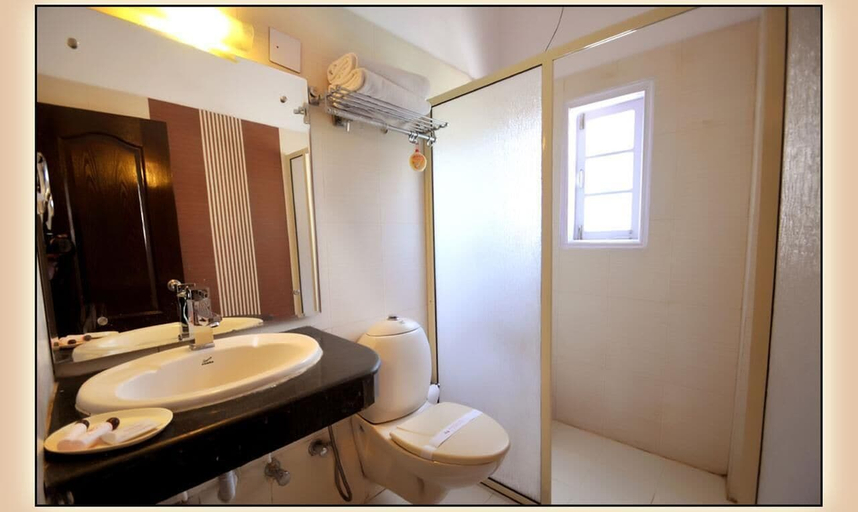 Bathroom, Lals Plaza Hotel, Bhopal