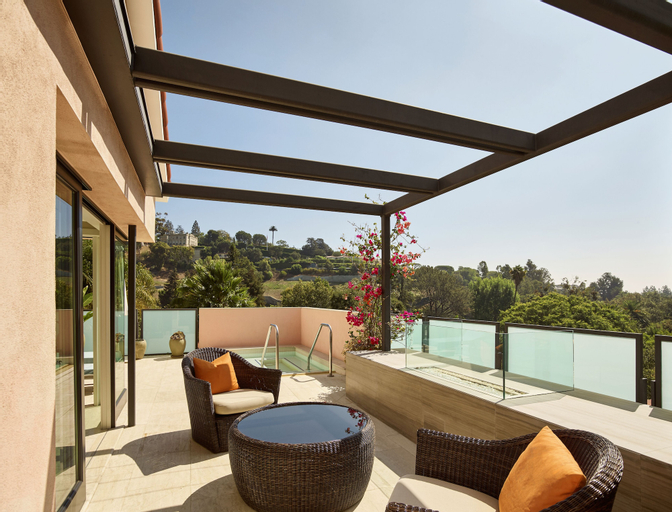 Exterior & Views 28