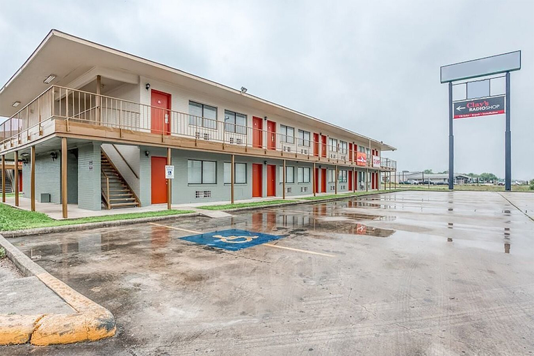 Exterior & Views 2, Studio Suites, Bexar