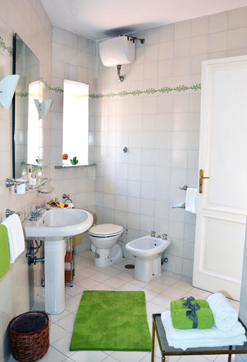 Bathroom 4, Altera Domus, Napoli