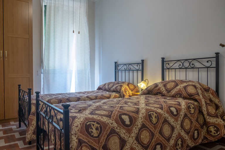 Room 4, Roma - Via la Spezia 70, Rome