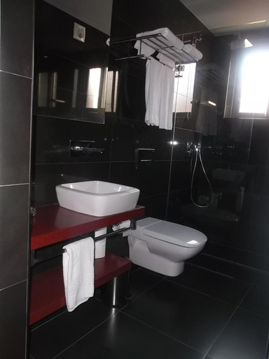 Bathroom 5, Hotel Oceano, Nazaré