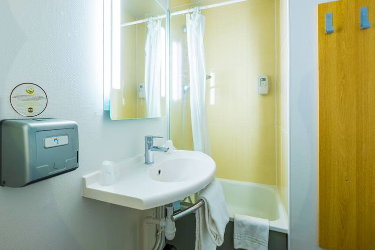Bathroom 4, B&B HOTEL Valence Nord, Drôme