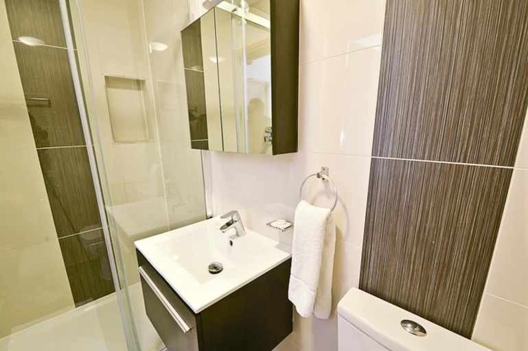 Bathroom 4, Kings Cross Inn Hotel, London