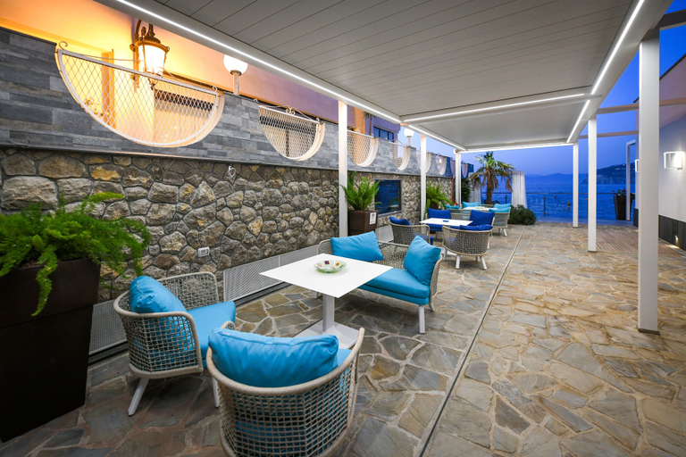 Food & Drinks 5, Beachfront Villa Sorrento & private sea access, Napoli