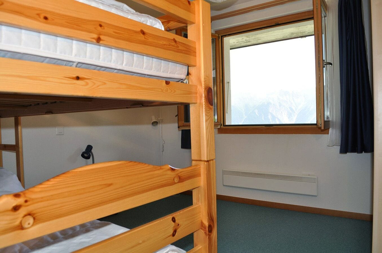 Bedroom 2, Capricorn EG, Raron