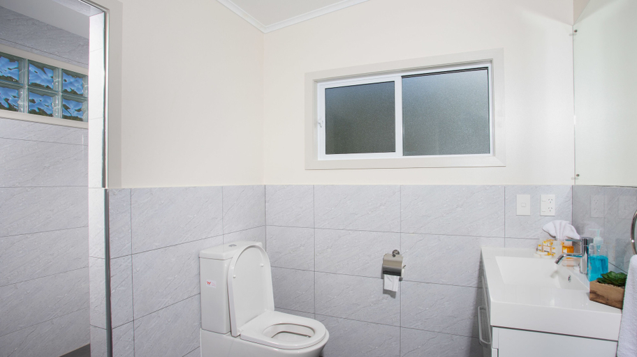 Bathroom 4, Mama Taras, Rorotonga